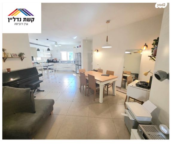 דירת גן, אריק לביא 6, הזמר העברי, כפר סבא