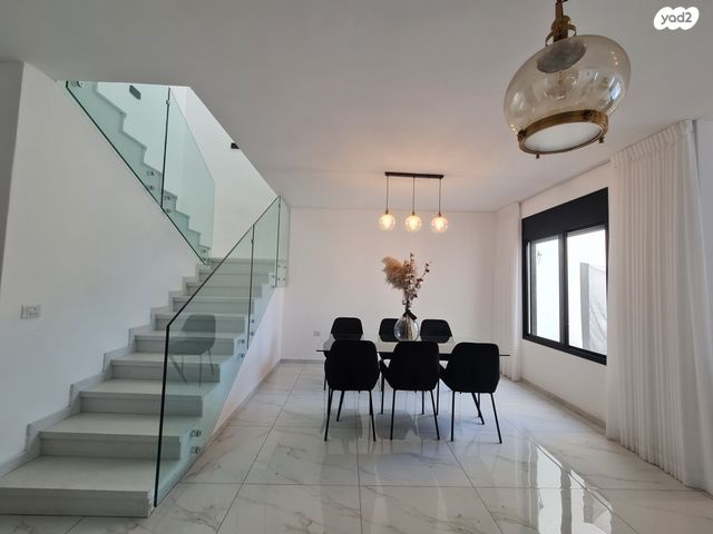 דירה, חיים הזז, אור עקיבא