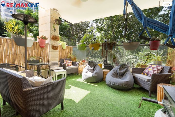 דירה, מאיר אריאל 3, הזמר העברי, כפר סבא