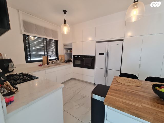 דירה, חיים הזז, אור עקיבא