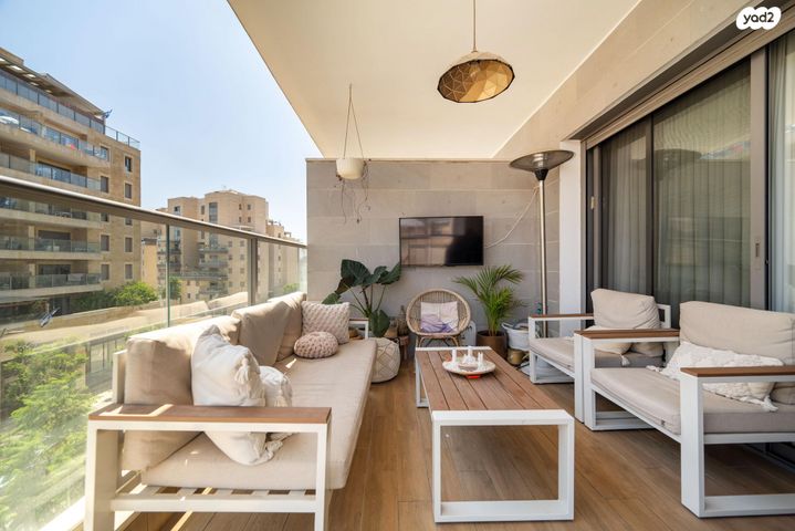 דירה, הרב שלום שבזי, פסגות אפק, ראש העין