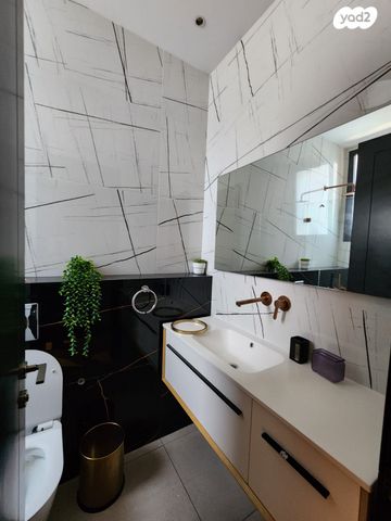 דו משפחתי, חדרה