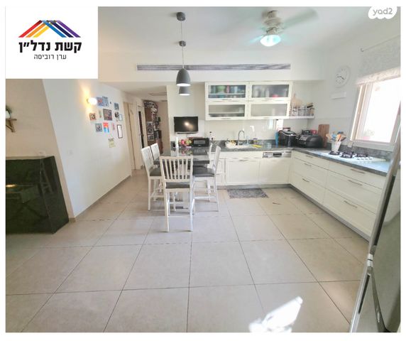 דירת גן, אריק לביא 6, הזמר העברי, כפר סבא