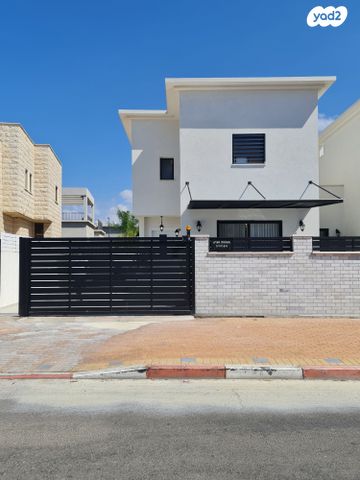 דירה, חיים הזז, אור עקיבא