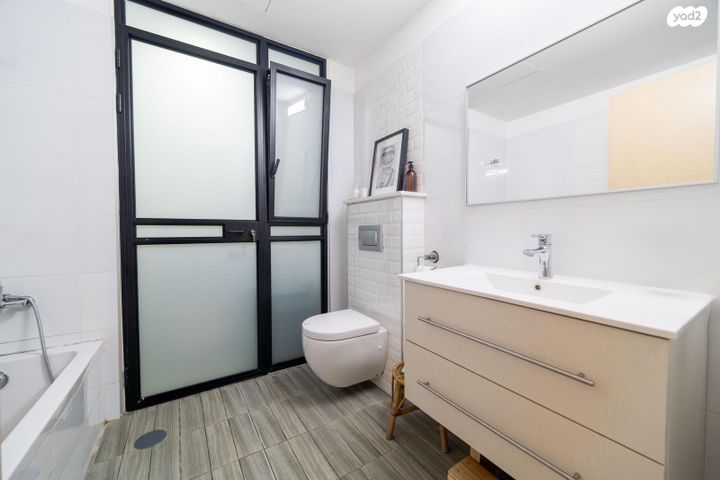 דירה, הרב שלום שבזי, פסגות אפק, ראש העין