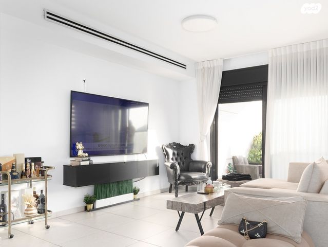 שולמית אלוני 13