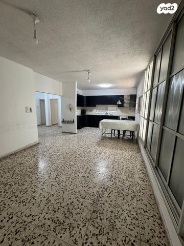 דו משפחתי, חיים נחמן ביאליק, בית וקאנטרי, גיורא יוספטל, גבעת שמואל