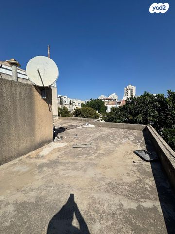 דו משפחתי, חיים נחמן ביאליק, בית וקאנטרי, גיורא יוספטל, גבעת שמואל