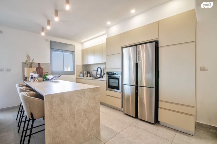 דירה, חרמון, נאות שז"ר, יבנה