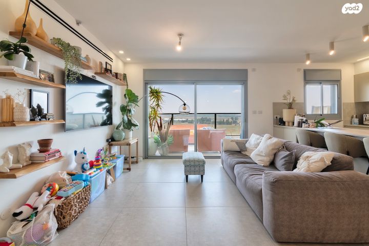 דירה, חרמון, נאות שז"ר, יבנה