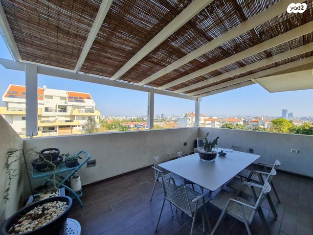 דופלקס, שרה אהרונסון, קרית הפרחים - 2005, רעננה