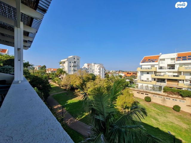 דופלקס, שרה אהרונסון, קרית הפרחים - 2005, רעננה