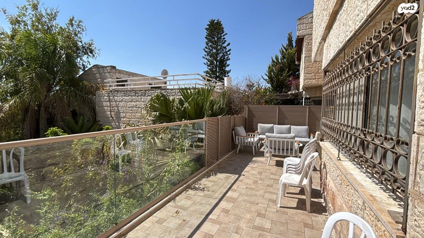 דו משפחתי, דוד באזוב, ירושלים