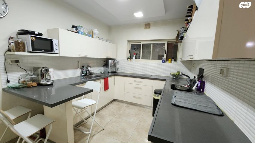 דו משפחתי, דוד באזוב, ירושלים