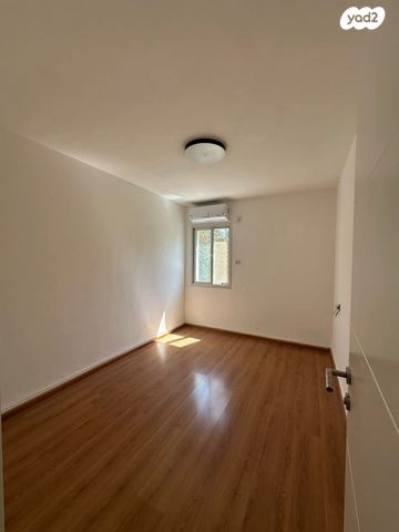 דירה, הגפן, המיסדים, כרמיאל