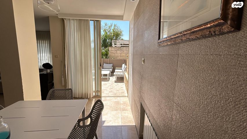 דו משפחתי, דוד באזוב, ירושלים