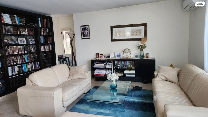 דו משפחתי, דוד באזוב, ירושלים