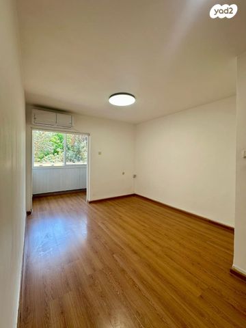 דירה, הגפן, המיסדים, כרמיאל