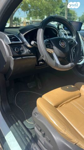 מודעת רכב קאדילק SRX