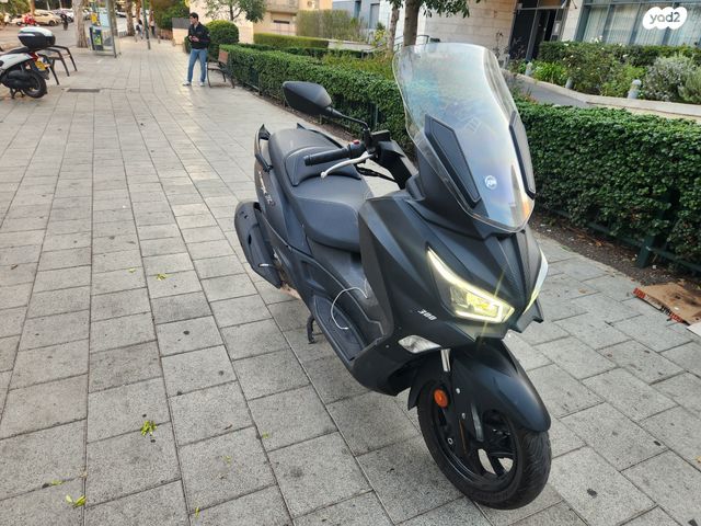 מודעת רכב סאן יאנג ג'וי-מקס Z-300