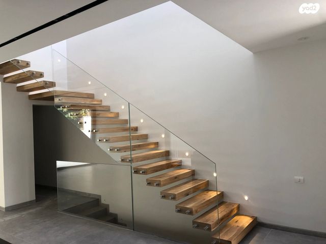 לאה גולדברג 16