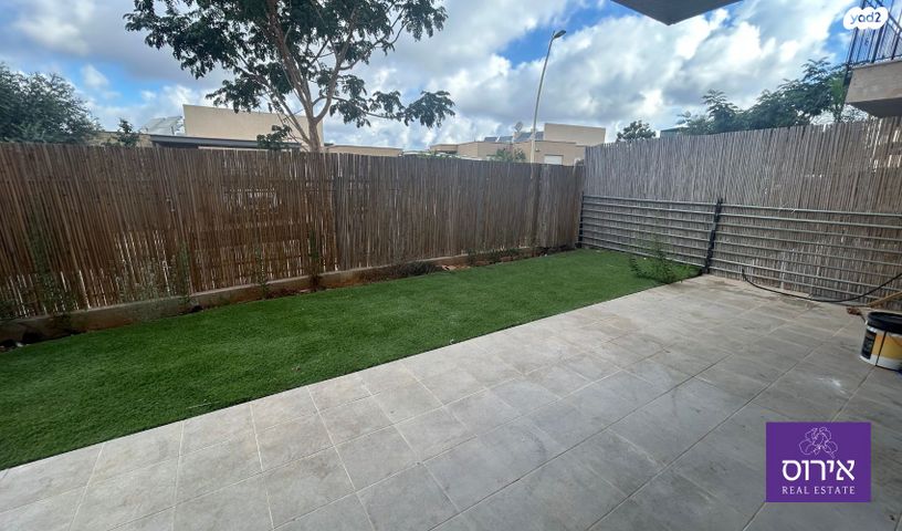 דירת גן, כפר ורדים