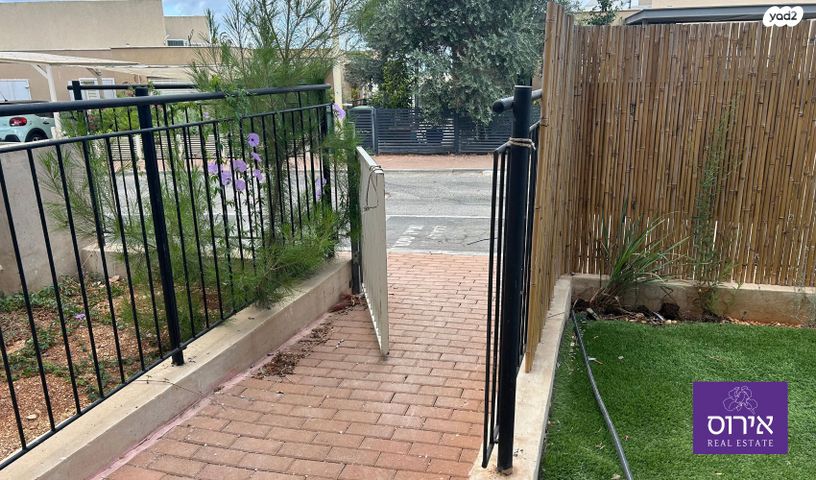 דירת גן, כפר ורדים