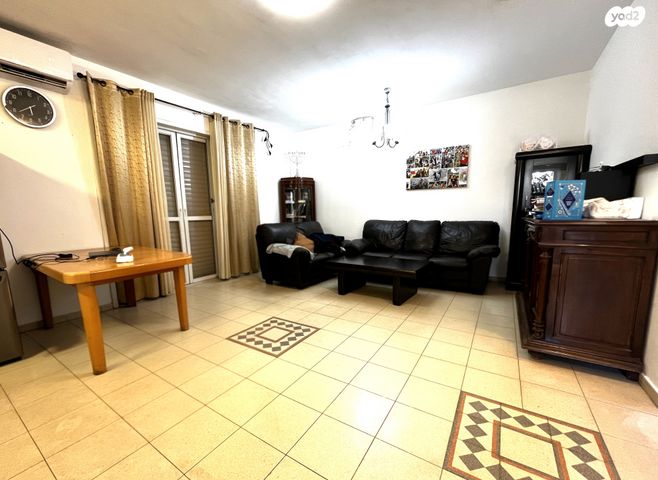 דו משפחתי, זאב אייזנר, מקוב, רחובות