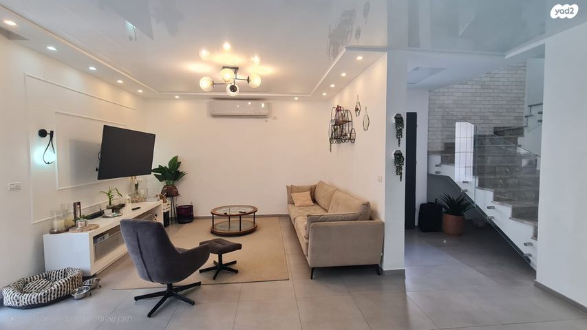 דו משפחתי, רחל המשוררת 11, האגרוף, עכו