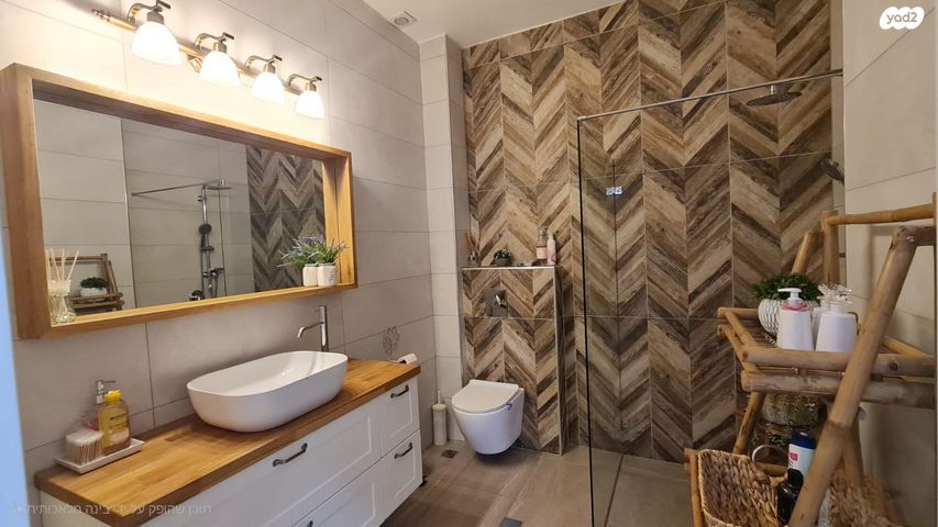 דו משפחתי, רחל המשוררת 11, האגרוף, עכו