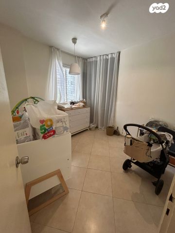 דירה, רות 7, חרוזים, רמת גן