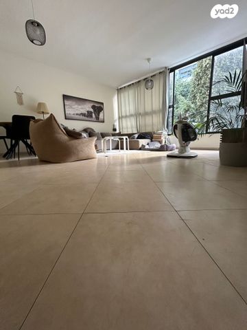 דירה, רות 7, חרוזים, רמת גן