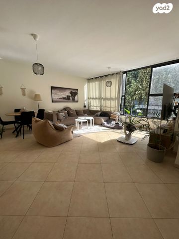 דירה, רות 7, חרוזים, רמת גן