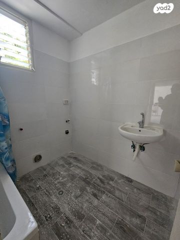 דירה, יצחק שדה, גבעת הרקפות, גבעת תל חי, קרית אתא