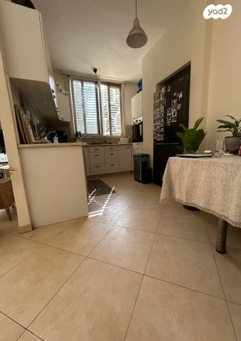 דירה, רות 7, חרוזים, רמת גן