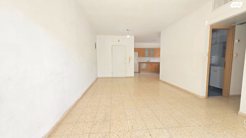 דירה, ה' באייר, נווה אפק, ראש העין