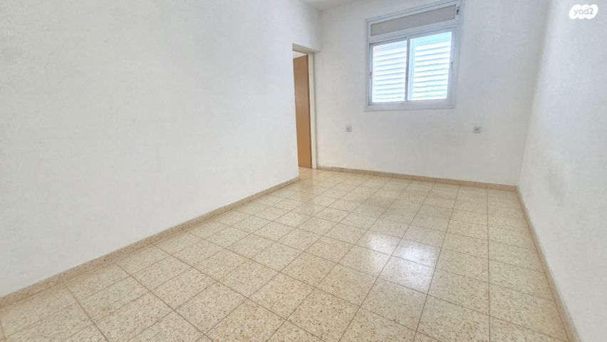 דירה, ה' באייר, נווה אפק, ראש העין