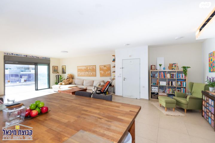 גג/ פנטהאוז, גרטרוד עליון 13, פסגות אפק, ראש העין