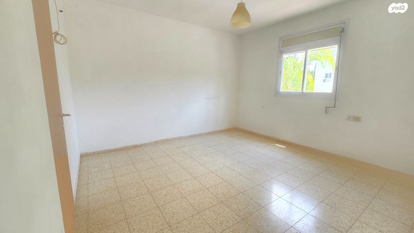 דירה, ה' באייר, נווה אפק, ראש העין