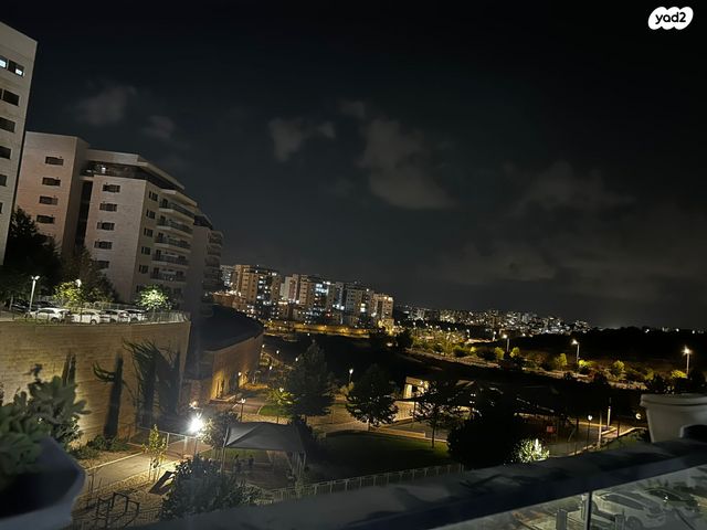 דירה, דרך ארץ 72, הפרחים, חריש