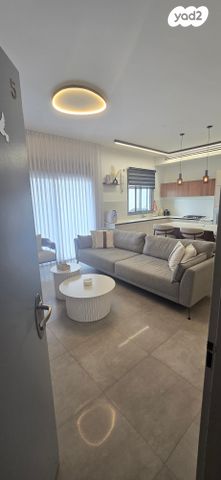 דירה, כלנית 12, הפרחים, חריש