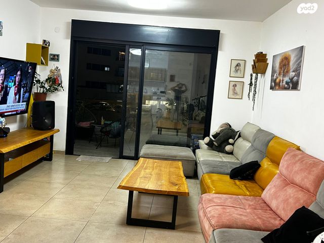 דירה, דרך ארץ 72, הפרחים, חריש