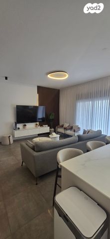 דירה, כלנית 12, הפרחים, חריש