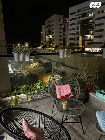 דירה, דרך ארץ 72, הפרחים, חריש