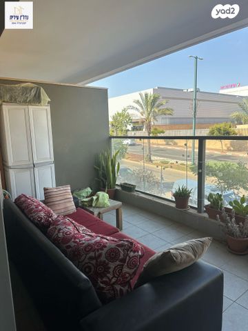 דירה, אהוד מנור, כפר יונה