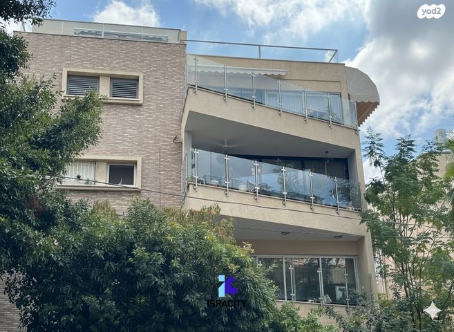 גג/ פנטהאוז, פועלי הרכבת, גבעתיים