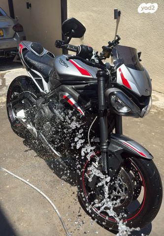 מודעת רכב טריומף Street Triple RS