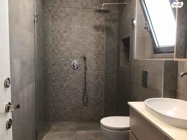 גג/ פנטהאוז, גולדה מאיר, מתחם 1200, הוד השרון