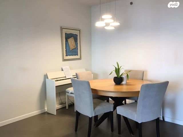 גג/ פנטהאוז, גולדה מאיר, מתחם 1200, הוד השרון