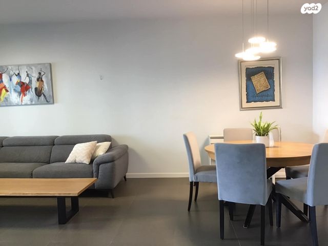 גג/ פנטהאוז, גולדה מאיר, מתחם 1200, הוד השרון